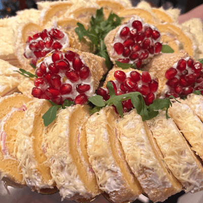 Oval sa rolatima, slanim tortama i punjenim fišecima – 1.5kg