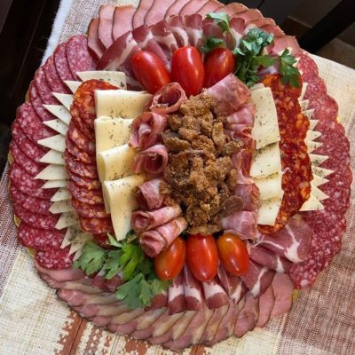 Suhomesnati proizvodi sa čvarcima - 1kg