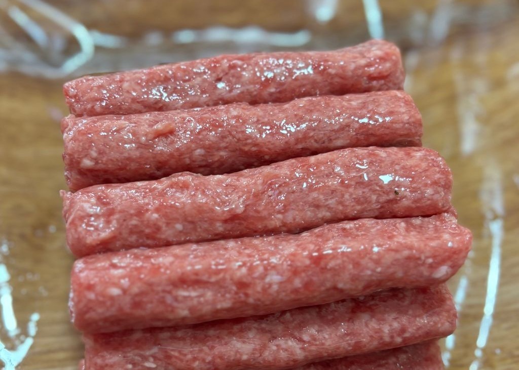 Sveži ćevapi spremni za roštilj
